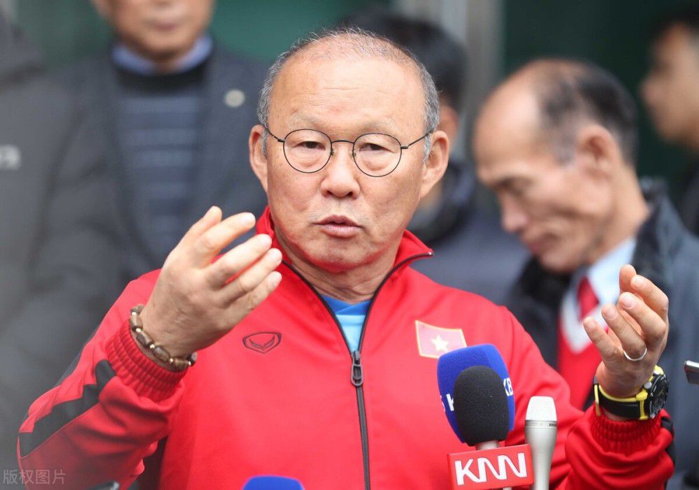 说话间，王冬雪取出一份合同，递给萧初然道：你看，合同都已经提前拟定好了，一共是六千万，如果你觉得没问题，我们现在在就可以签约。
